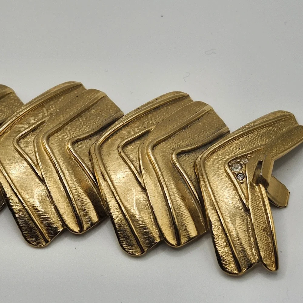 Trifari Marcella Saltz‎ Gold Tone Chevron Link Bracelet Rhinestone Accents Vtg
